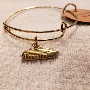 🆕️🚢 Cruise Boat Charm Bracelet NWT Gold